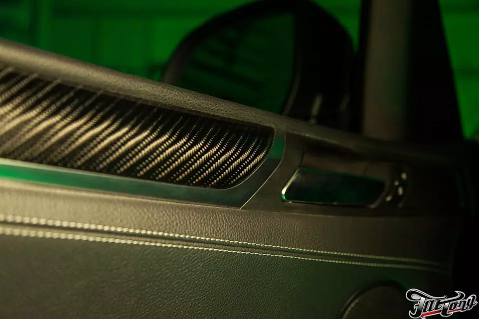 BMW X3. Ламинация натуральным карбоном деталей интерьера. Подсветка салона.